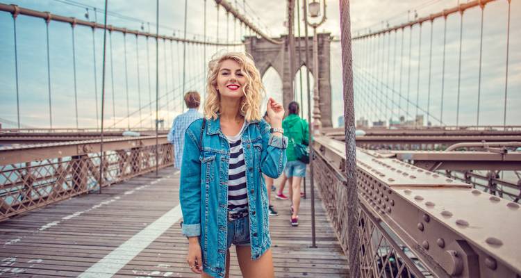 Persoon die poseert op de Brooklyn Bridge.
