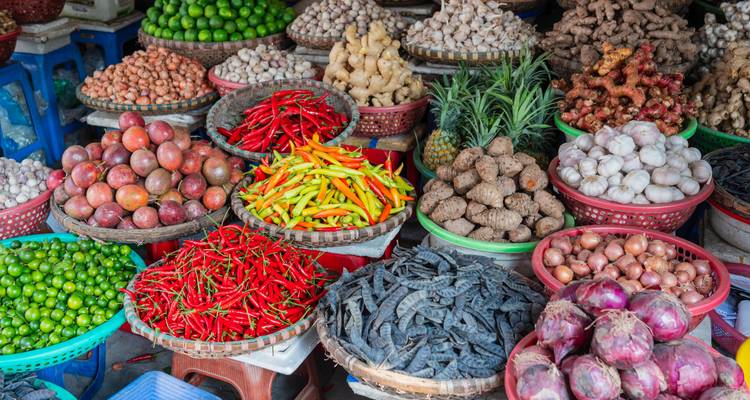 Paniers de produits colorés sur un marché.