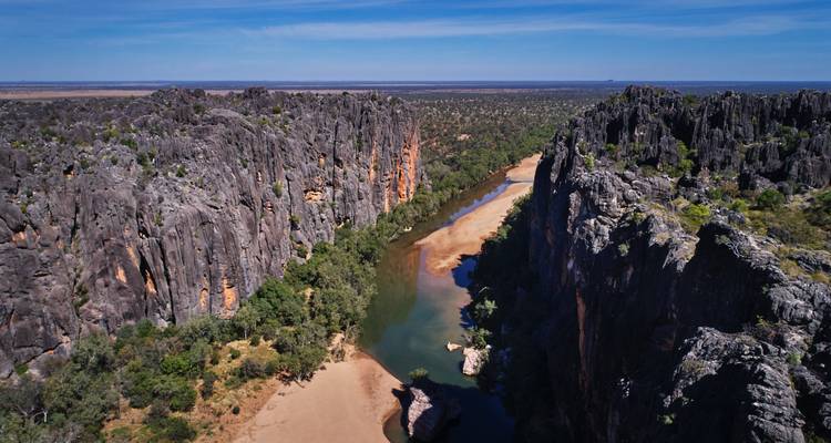 Luftaufnahme einer Schlucht mit einem Fluss, der durch sie hindurchfließt.