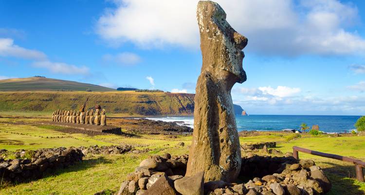 Moai-Statuen am Ufer der Osterinsel mit brechenden Meereswellen.