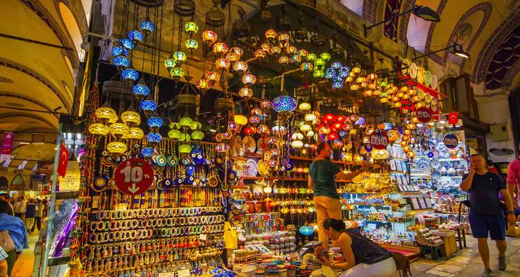 Lebendiger Stand im Großen Basar von Istanbul, glänzend mit farbenfrohen hängenden Mosaiklampen und Souvenirs