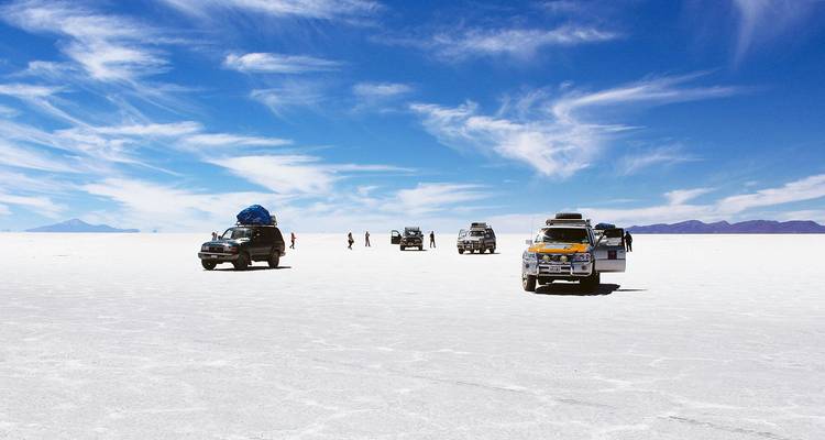 Véhicules sur les salines sous un ciel bleu