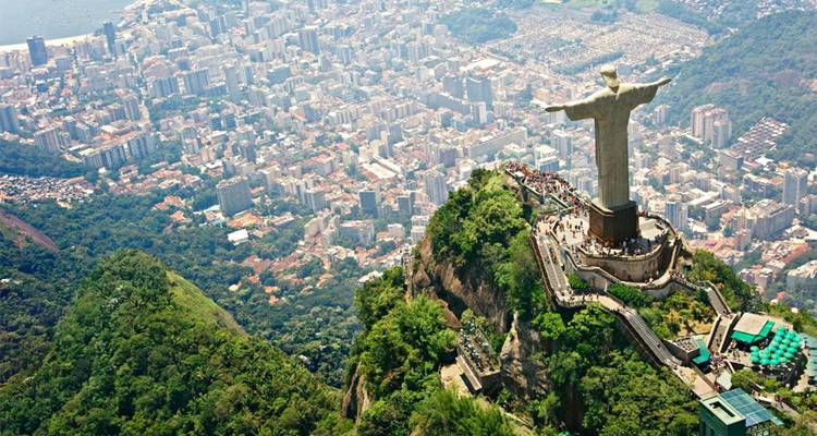 Luftaufnahme des Christus der Erlöser überblickt die sich ausbreitende Stadt Rio de Janeiro darunter.