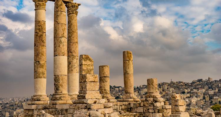 Colonnes romaines à la Citadelle d'Amman avec l'horizon de la ville en arrière-plan.