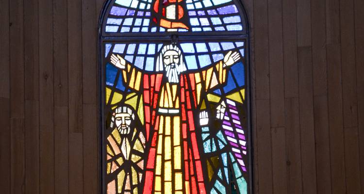 Vitrail coloré représentant des figures religieuses.