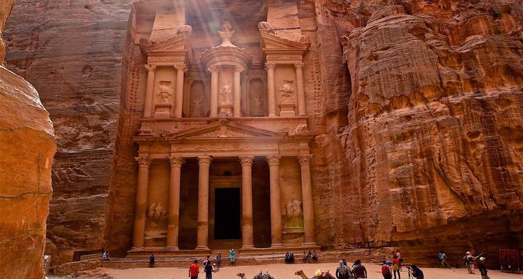 Le célèbre bâtiment du Trésor de Pétra avec des chameaux au premier plan.