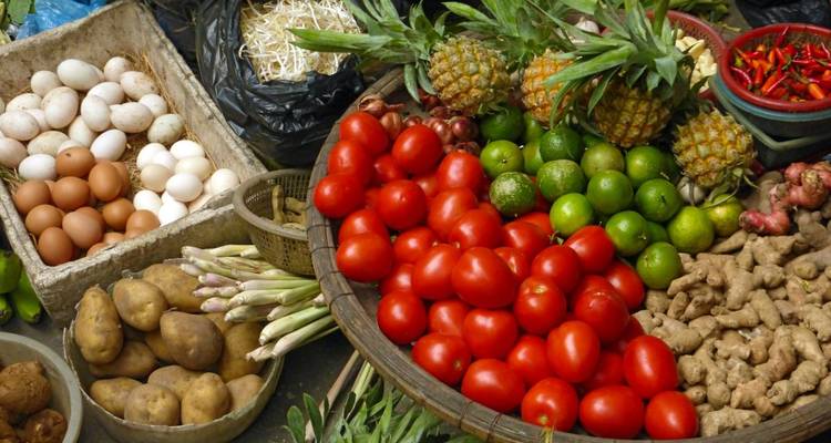 Frische Marktprodukte einschließlich Tomaten, Ananas und Eier.