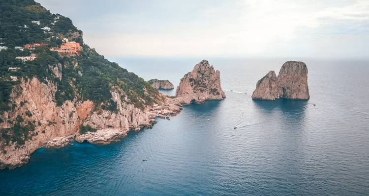 Vista desde el acantilado de las Rocas Faraglioni.