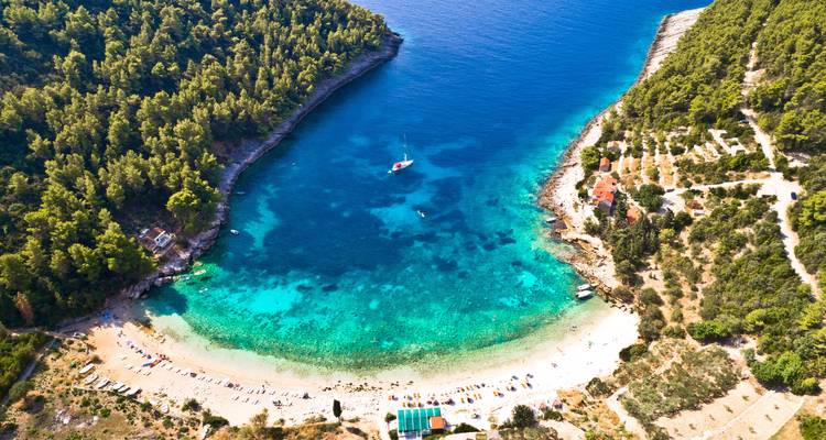 Hermosa cala con aguas turquesas y una playa.