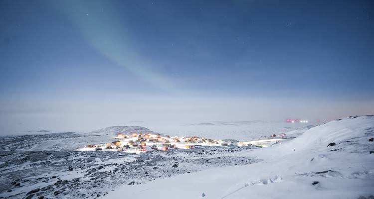 Historisch overheidsgebouw in een parkachtige omgeving.