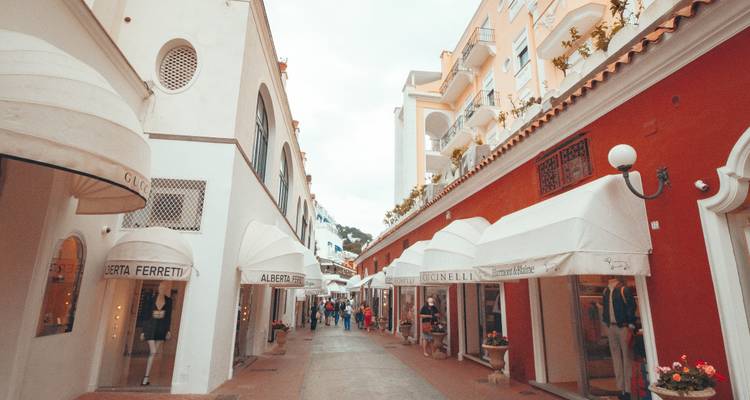Calle comercial en un pueblo mediterráneo.