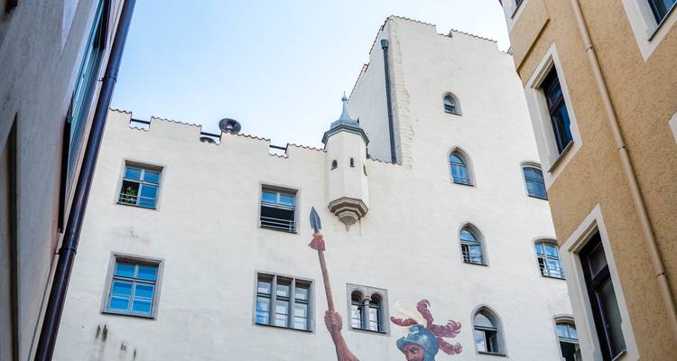 Fachadas de edificios históricos en Passau, Alemania con pintura mural artística.