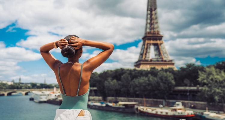 Femme profitant de la vue près de la tour Eiffel.