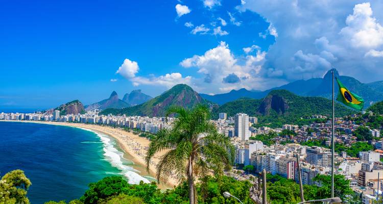 Vue panoramique de la plage d'Ipanema et du paysage urbain.