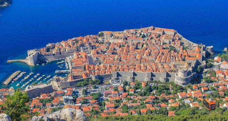 Vue aérienne de la vieille ville de Dubrovnik, entourée par les remparts et la mer Adriatique.