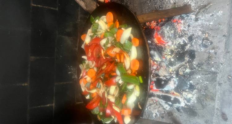 Faire sauter des légumes à feu vif.