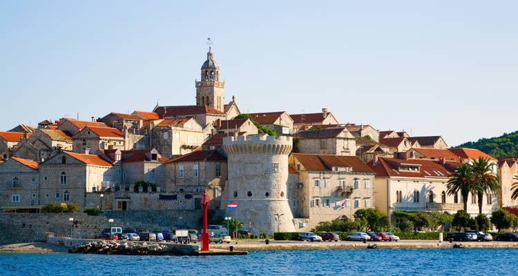 Ville côtière avec bâtiments historiques au bord de la mer.