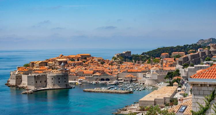 Vue aérienne de la vieille ville de Dubrovnik avec ses toits orange emblématiques et ses fortifications.