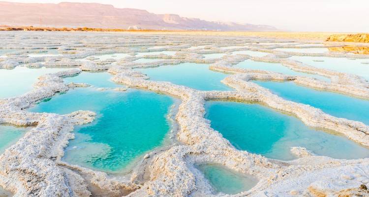 Piscines de sel turquoise vibrant sur la rive de la mer Morte.