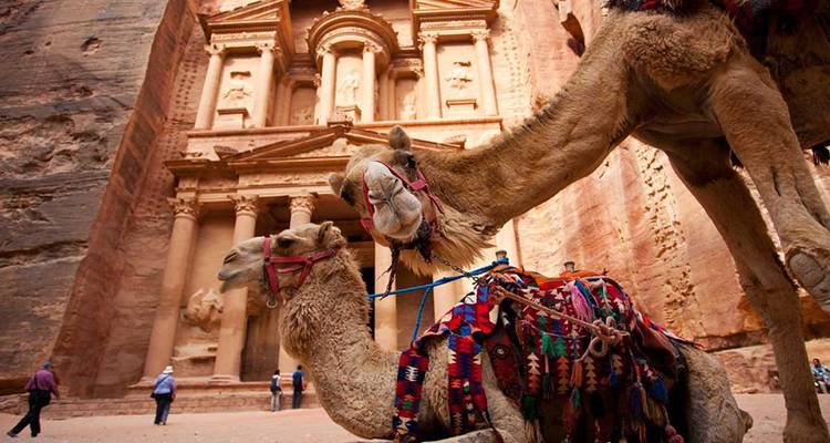 L'emblématique Trésor de Pétra avec des chameaux et des personnes au premier plan.