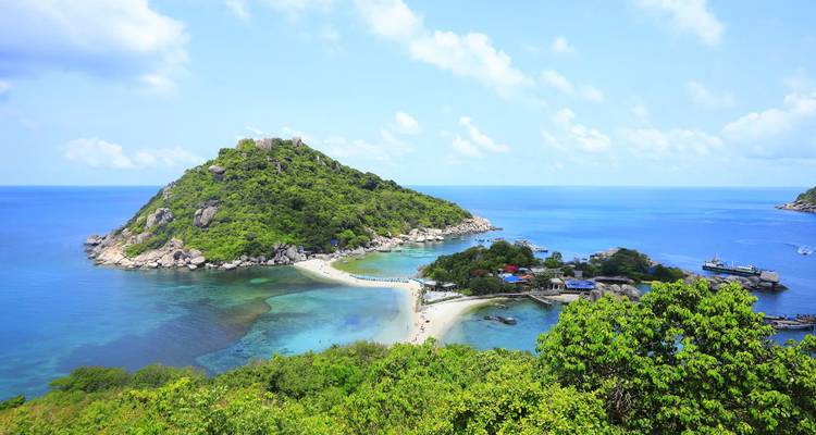 Île de Nang Yuan avec plage de sable et collines verdoyantes.