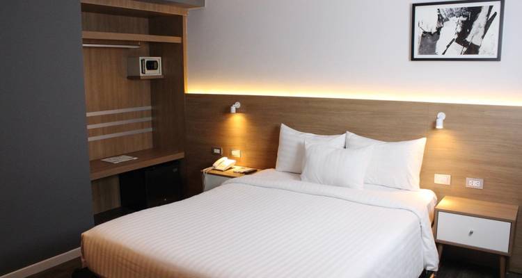 Habitación de hotel moderna con diseño minimalista.