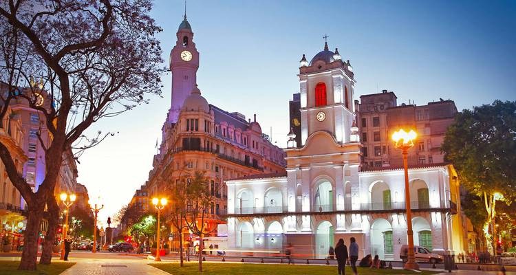 Historische Gebäude in der Dämmerung in Buenos Aires, Argentinien.