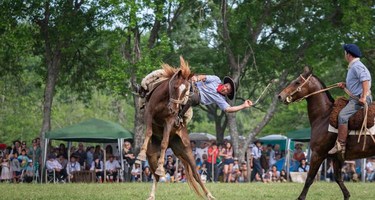 Gauchos, die traditionelle Aktivitäten mit Pferden in Argentinien ausführen.