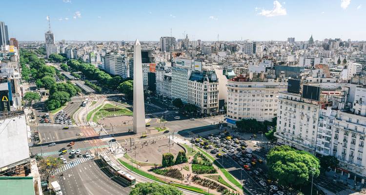 Luftaufnahme des Obelisken in Buenos Aires, Argentinien.