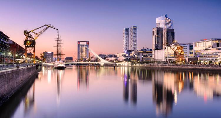 Puerto Madero bei Sonnenuntergang mit Spiegelungen in Buenos Aires, Argentinien.