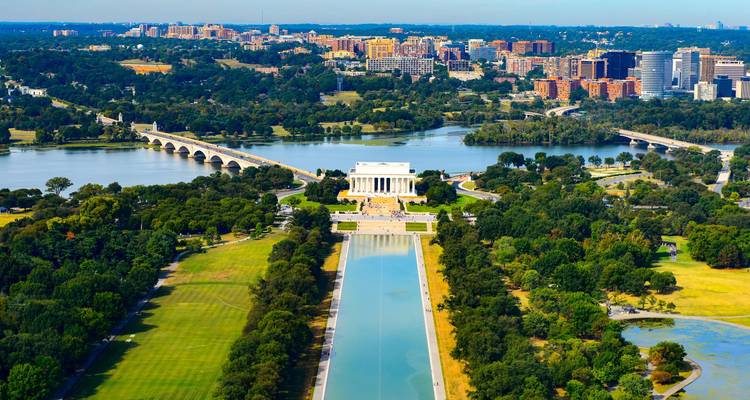 Luftaufnahme des Lincoln Memorial, des Reflecting Pool und der umliegenden Parklandschaft in Washington, D.C.