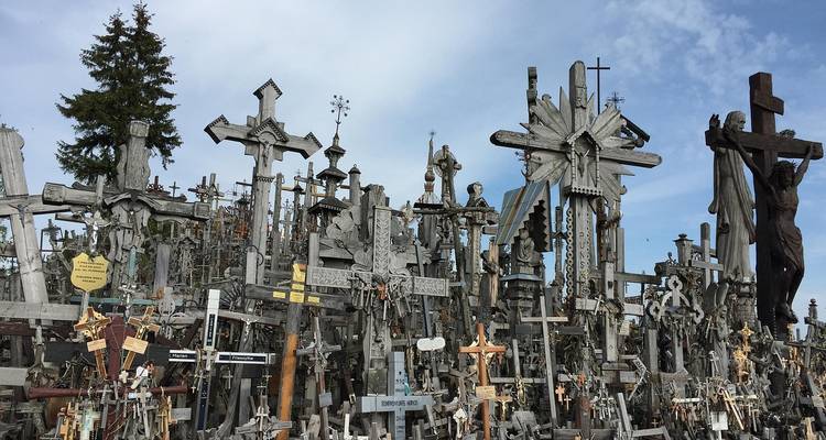 Kreuzberg mit zahlreichen Kreuzen unter blauem Himmel.