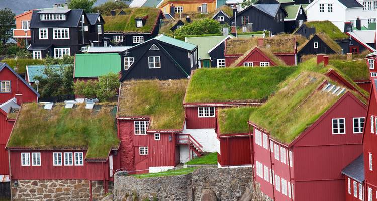Casas de madera coloridas con techos tradicionales de hierba agrupadas en una ladera en Tórshavn.