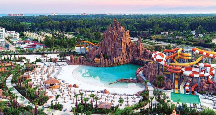 Luchtfoto van een waterpark met glijbanen en een groot zwembad.