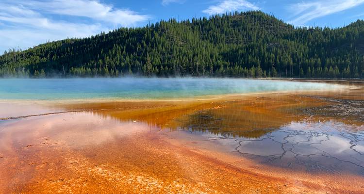 The text you provided is already mostly in German, but it appears to be a mix. Here's the German translation:

"Geothermale Heißquelle mit farbigen Mineralablagerungen."

Note: Your original text "Geothermal hot spring with colorful mineral deposits" is actually in English. The German translation would be as provided above.