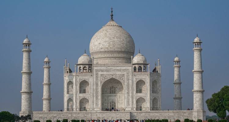 De Taj Mahal bij daglicht met heldere luchten.