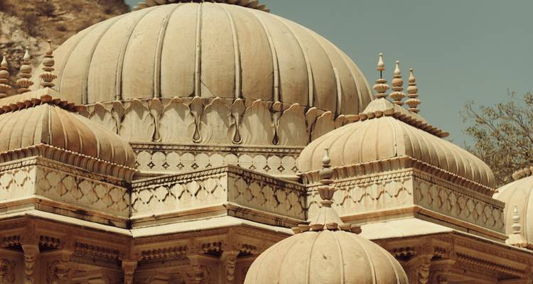 Sierlijke koepelarchitectuur met ingewikkelde gravures.