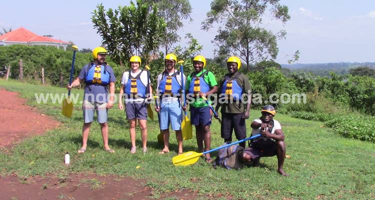 Groupe de personnes posant en équipement de rafting.