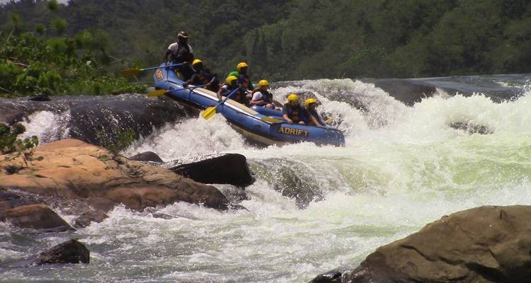 Aventure de rafting avec des participants naviguant dans des rapides en eaux vives.