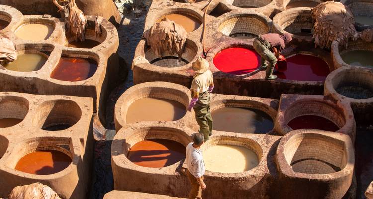 Trabajadores en las tinas de tinte tradicionales en Marruecos.