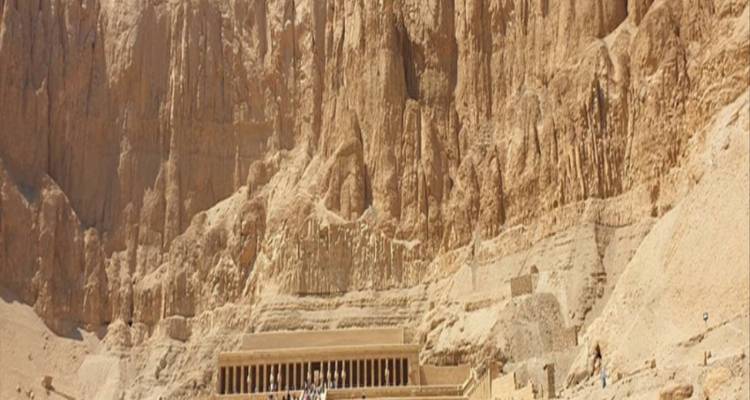 Oud tempelcomplex tegen een rotsachtige klif.