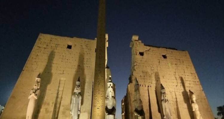 Luxor Tempel verlicht in de nacht.