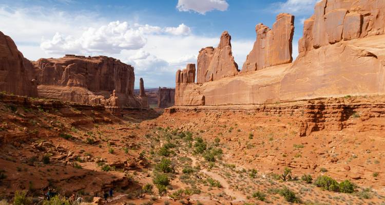 Breed uitzicht op canyon met torenhoge rotsformaties.