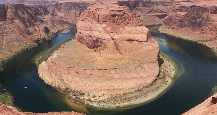 Hoefijzervormige rivier rond een grote rotsformatie.