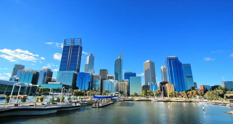 Helle Mittagsaufnahme von Perths glaenernen Wolkenkratzern, die sich über Elizabeth Quay und den Swan River erheben.