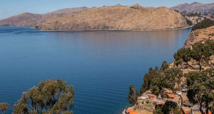 Vue aérienne d'un grand lac avec une île.