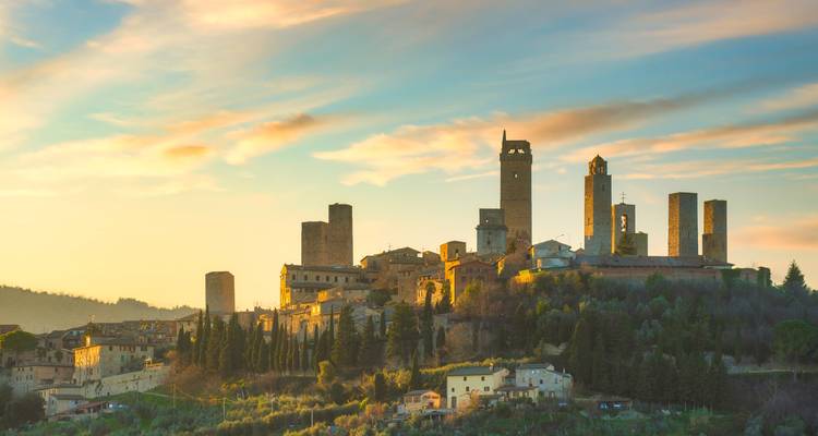 Horizon des tours médiévales de San Gimignano brillant dans la douce lumière du coucher de soleil.