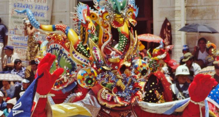 Traje ornamentado con una multitud animada durante un festival