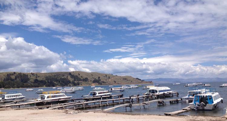 Varios barcos atracados a lo largo de un muelle en un día soleado