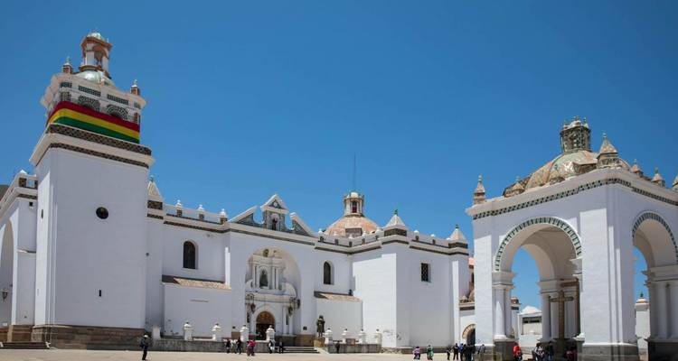 Iglesia blanca histórica con un arco en la entrada